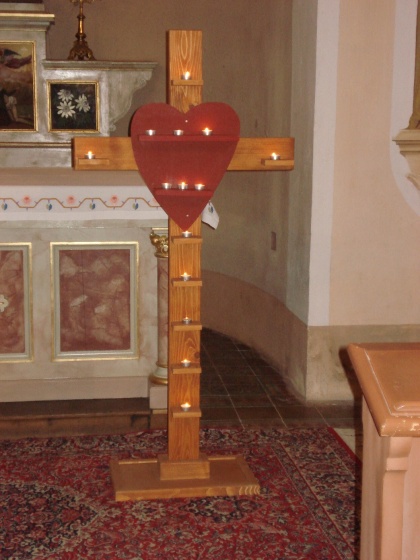 Na ta križ otroci polagajo svečke