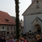 Fotografije izdelovanja in blagoslova butare velikanke, ki je nastajala pod rokami skavtov stega Škofja Loka 1