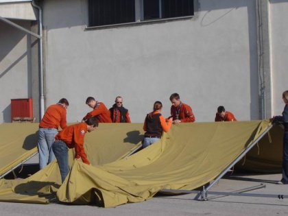 Postavljanje šotorov: členar in novi napihljivi šotor