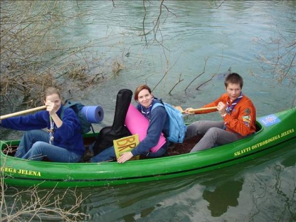 V nedeljo 2. aprila se je SKVO zbral v Bevkah, kjer smo odšli na Bi-Pi-jev prvi tabor na Brownsea. Poskušali smo se vživeti v dogajanje na taboru kot ga je izvedel naš utanovitelj. Na otoku nas je pozdravil Bi-Pi, dvignili smo zastave, postavili šotore (bivake), delali vaje za moč se praktično uposabljali (prva pomoč in reševanje življenaja) in igrali (zasledovanje). Zaključili smo s tabornim ognjem in večerjo (hrenovke+twist).