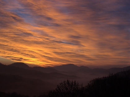 OKOLICA CERKVE IN OLTARJI V CERKVI SVETEGA KRIŽA
