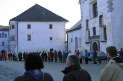 V Stični smo se skavti
iz AA regije zbrali,
Luč miru si izmenjali ....