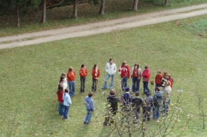 Spanje v jamboreejih, veliko hoje, mraz, jahanje konjev, sprejem novih članov, prehodi v klan, smeh, solze, hvaležnost,... S temi besedami bi se dalo najbolje opisati naše jesenovanje.
