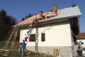 Obnova strehe na skavtskem domu v Kočevskem rogu