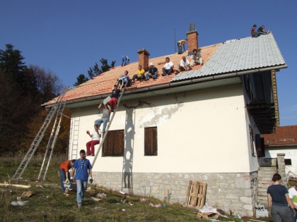 Obnova strehe na skavtskem domu v Kočevskem rogu