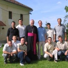 Nadškof Alojzij in fantje