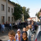 Mali skavtiči v ospredju, stari zadaj