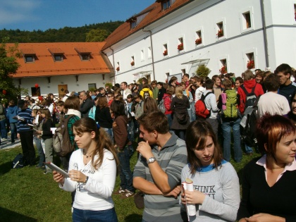 mladi plešejo in pojejo