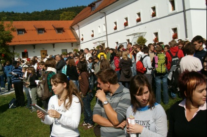 mladi plešejo in pojejo