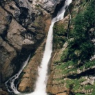 Skupina ljudi se je odločila, da gre v samoto. To so še ljudje starega kova, ljudje, ki imajo še staro znanje in staro modrost naših prednikov. Vajeni narave, gozda in lepot narave so se odločili, da gredo na pot. Na pot po Gorenjski, na pot v naravo in na pot, poiskat učence, ki so jim pripravljeni prisluhnit.