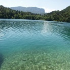 Skupina ljudi se je odločila, da gre v samoto. To so še ljudje starega kova, ljudje, ki imajo še staro znanje in staro modrost naših prednikov. Vajeni narave, gozda in lepot narave so se odločili, da gredo na pot. Na pot po Gorenjski, na pot v naravo in na pot, poiskat učence, ki so jim pripravljeni prisluhnit.