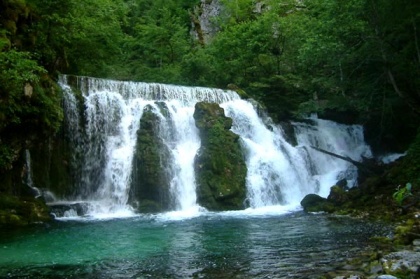 Skupina ljudi se je odločila, da gre v samoto. To so še ljudje starega kova, ljudje, ki imajo še staro znanje in staro modrost naših prednikov. Vajeni narave, gozda in lepot narave so se odločili, da gredo na pot. Na pot po Gorenjski, na pot v naravo in na pot, poiskat učence, ki so jim pripravljeni prisluhnit.