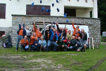 A njegove posledice bodo vidne še daleč v prihodnosti.
Od 3 do 10.7 je v objemu Kočevskih gozdov potekal prvi delovni tabor s katerim smo želeli skavtom približati skavtski dom in seveda hkrati tudi pospešiti obnovo.