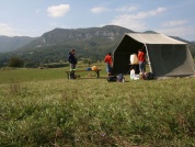 Najprej zvestim bralcem SkavtOPISa dolgujem uvodna opozorila (in opravičilo), če bo ta članek drugačne zgradbe kot ste ga vajeni. Vem, da imamo v ta namen primernejše besedilne vrste in temu ustrezne rubrike v medijih; priznam tudi, da so le-te na vidiku (da se v prihodnosti v njih izrazim), a tale vid-ik je, kljub temu da zrem v svet skozi povečevalna stekla, vseeno še precej zamegljen.