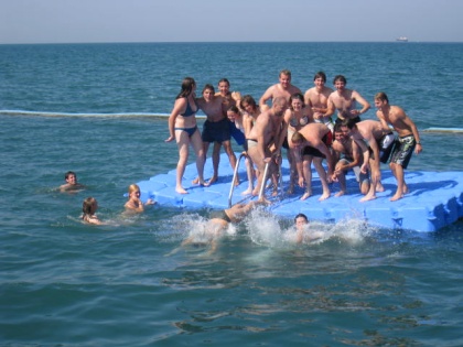 »Pridi, primi se vetra in objemi ga in zapleši z njim...«. Tako je odmevala oddaljena pesem naših voditeljev in nas vabila. Naj grem na taborno šolo? Se želim prijeti vetra , ga objeti in zaplesati v korakih voditelja? Želim postati protoskavt?