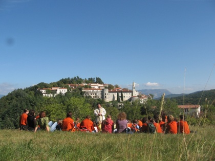 maša, Štanjel v ozadju