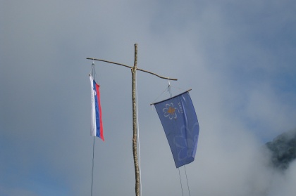 Tolminci in Bovčani smo v tem poletju naredili kar nekaj dobrih kraj zastave, vendar se nobena ne more primerjati s krajo, ki je opisana v tem članku.