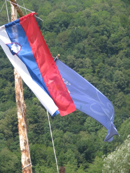 Zakrinkan v črno postavo sem se zlil s temo, pri plazenju čez robidnice in vso ostalo gozdno navlako pa sem dobil tudi marsikatero rano... Zakaj? Ker sem kradel zastavo!