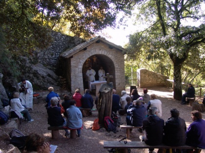 Res smo iskali svoj korak, korak k preprostemu skavtskemu življenju.
Odrasli skavti smo že drugo leto zapored poromali v Assisi, kraj, kjer je živel, molil in deloval sv.Frančišek. Letos so se nam pridružili še nekateri prijatelji, ki niso skavti.