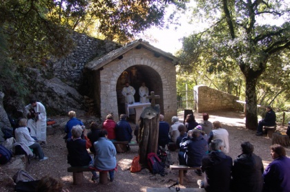 Res smo iskali svoj korak, korak k preprostemu skavtskemu življenju.
Odrasli skavti smo že drugo leto zapored poromali v Assisi, kraj, kjer je živel, molil in deloval sv.Frančišek. Letos so se nam pridružili še nekateri prijatelji, ki niso skavti.