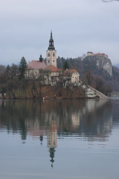 Na Bledu se dogaja, saj je v polnem teku SkavtNETov seminar spletnega novinarstva. Mladi iz celotne Slovenije smo se zbrali, da se naučimo česa novega. Kaj točno delamo pa si lahko preberete in ogledate v nadaljevanju.