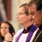 Nosilec plamena Gregor Rebolj iz stega Zagorje 1 je na začetku svete maše, ki jo je daroval nadškof Alojz Uran, slovesno prinesel Luč miru iz Betlehema v ljubljansko stolnico. Pri obredu je prisostvoval evangeličanski duhovnik Geza Filo.