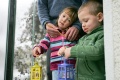 Na simboličen način smo predali plamen vsem generacijam z obiskom na domu, kjer skupaj živijo kar štiri generacije. Veseli smo, da smo plamen lahko podelili v družino z več otroki. Topel sprejem je posnela televizija za eno izmed svojih oddaj.
