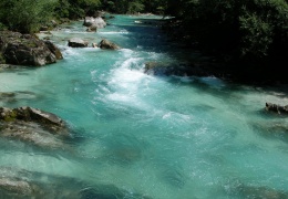 Reka Soča med vasjo Kal-Koritnica in vasjo Soča