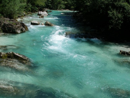 Reka Soča med vasjo Kal-Koritnica in vasjo Soča