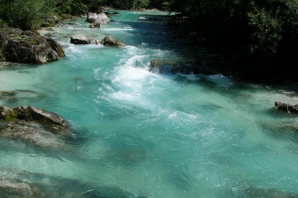 Reka Soča med vasjo Kal-Koritnica in vasjo Soča