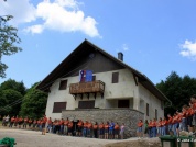 Sonce, vročina, ciljna ravnina… Tako vzdušje prejšnji teden ni polnilo le šolskih klopi in študijskih predavalnic, ampak tudi naš Kočevski rog. In napori so rodili sadove. Skavtski okoljski center Kočevski rog je tudi uradno odprl svoja vrata.