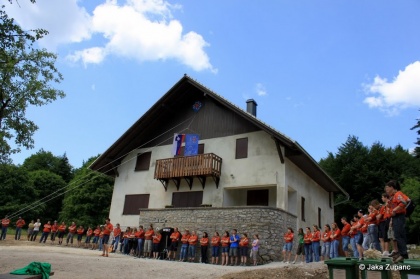 Sonce, vročina, ciljna ravnina… Tako vzdušje prejšnji teden ni polnilo le šolskih klopi in študijskih predavalnic, ampak tudi naš Kočevski rog. In napori so rodili sadove. Skavtski okoljski center Kočevski rog je tudi uradno odprl svoja vrata.