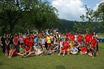MLADI NA KOLPI/KUPI 2010 skupaj s skavti

Preventivni programi za mlade Slovenije (otroci in mladostniki, ki so vključeni v programe Centrov za socialno delo LJ Moste-Polje, LJ Vič-Rudnik, Kranj, Tržič in Škofja Loka ter Javni zavod Mladi zmaji in Mladinski center Velenje) so v času poletnih počitnic, med 25. in 27. julijem 2010, skupaj s hrvaškim partnerjem (organizacija SOS Dječje selo), organizirali TRIDNEVNI TABOR NA REKI KOLPI. 