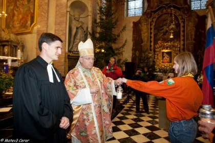 Plamen s sporočilom miru je med nami. Osrednja Slovenija ga je sprejela v nedeljo, 12.12 v ljubljanski stolnici.