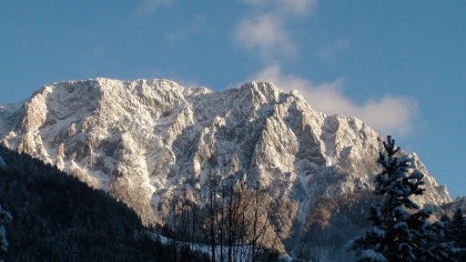 V soboto 18. decembra so si odrasli skavti Slovenije, Avstrije, Italije in Hrvaške v Solčavi izmenjali Luč miru iz Betlehema. To je bila osma izmenjava Luči miru med odraslimi skavti, ki se povezujejo v gibanju Alpe – Jadran. Srečanje v Solčavi je bilo tretje, ki so ga organizirali slovenski odrasli skavti. Udeležilo se ga je 133 skavtinj in skavtov.