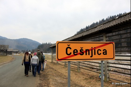 Vedno pestre in zanimive skavtske dni, po domače kar zimovanje, smo pričeli v petek 28.1. ob 20h s prijetno eno urno vožnjo s kombijem do naše izbrane destinacije v bližini Bohinjskega jezera (za poznavalce malo naprej od vasi Češnjica), kjer smo pustili kombi in se peš odpravili naprej.