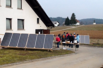 Kkavtska akademija super zamisel. Zakaj? Ne samo zato, da se bodo ukaželjni še bolj poučili o skavstvu in vodenju, pač pa tudi zato, ker se brez akademije ne bi zgodilo to kar smo doživeli v soboto. Dva projekta: tehničnega v obliki dveh sončnih elektrarn in kulturnega v obliki učenja ljudske glasbe in plesa.