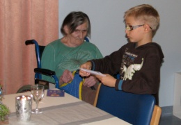 Sodelovanje skavtov in ostarelih v Domu Jožeta Potrča v Poljčanah.