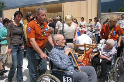 Tudi letos smo skavti služili na romanju bolnikov, invalidov in starejših na Brezjah. Kot skavtska "taksi služba", ki je pomagala ljudem, ki težko hodijo, da so brez nevarnosti prišli na prizorišče svete maše in še na druge izjemno pomembne načine. Tudi kot delilci nasmehov.