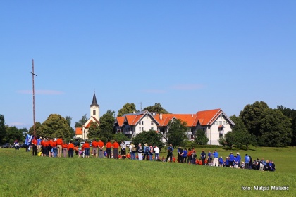 V Družini je izšel daljši članek o praznovanju ob 10-letnici Zveze odraslih katoliških skavtinj in skavtov (ZBOKSS), ki ga je napisala Karmen Kristan.  