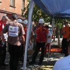 Masovna nesreča. Dva kombija polna ljudi, nekateri močno poškodovani, drugi lažje ranjeni, nekaj samo pijanih. Pritečeta dve skupini reševalcev, ekipa skavtov in ekipa Rdečega križa in začneta reševati življenja. Tokrat je šlo samo za vajo.