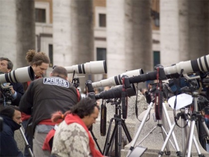 Gašper med fotoreporterji v Vatikanu