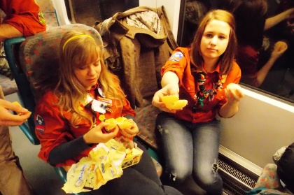 Deljenje hrane na vlaku