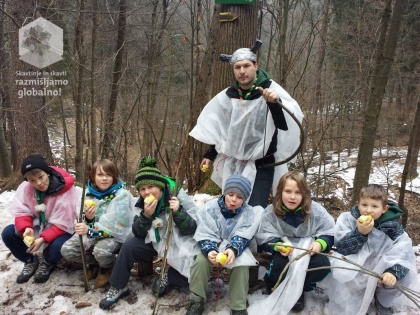 Vikingi na pohodu. Domača jabolka, ki jih pridelajo pri družini enega od volčičev.