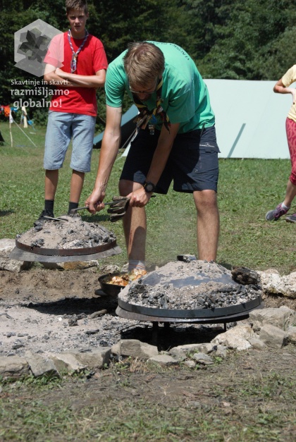 Res dobra je bila hrana pripravljena v podpeki. Pripravljali smo burek, zapekanko, energijski kruhek, tajin, pice, piščanca z zelenjavo… Udeleženci so tako spoznali nov način priprave hrane in bilo jim je zelo všeč, pa še manj embalaže se porabi s tem. 